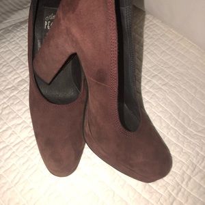 Vintage Suede Block Heel Pump